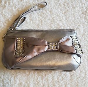 4/$30🌟(NWOT) Candie's Silver wristlet/hand purse